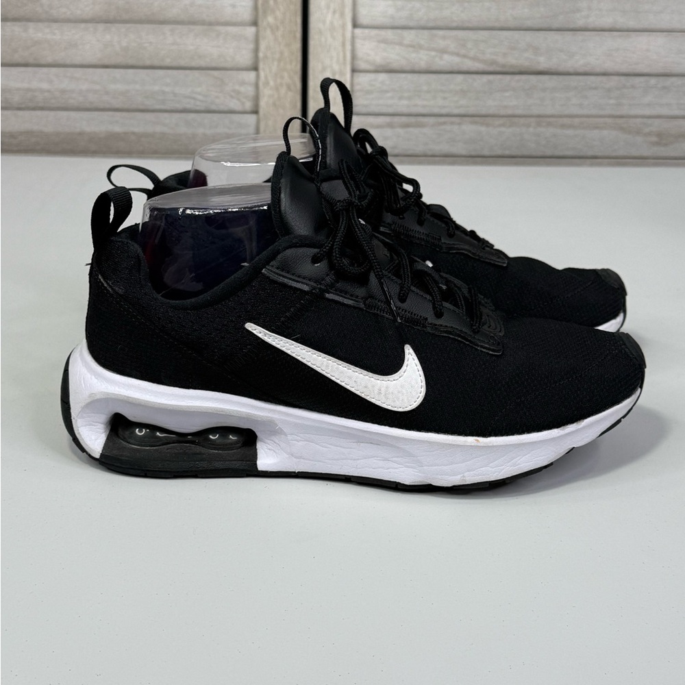 NIKE Women's Air Max Interlock Lite Sneakers Black/White-8 - Picture 4 of 9